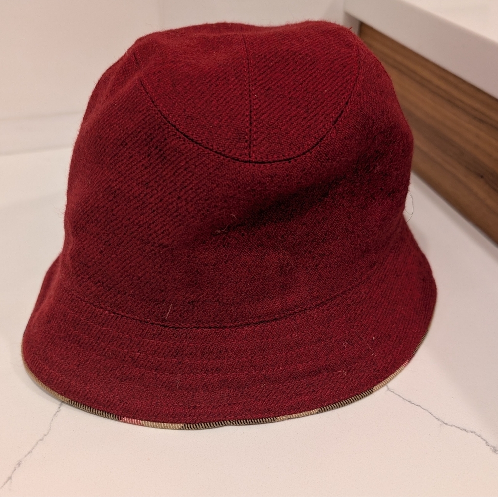 Burberry bucket hat medium